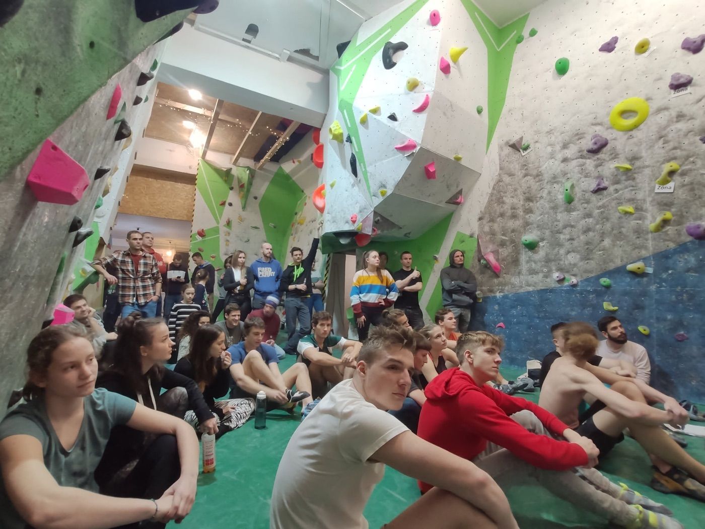 Nézők ülnek a mászófal előtt egy Csipi Boulder versenyen