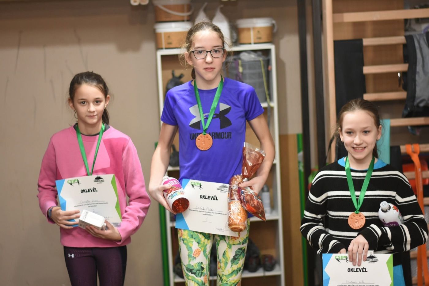 Dobogós versenyzők oklevéllel és éremmel a Csipi Boulder versenyén