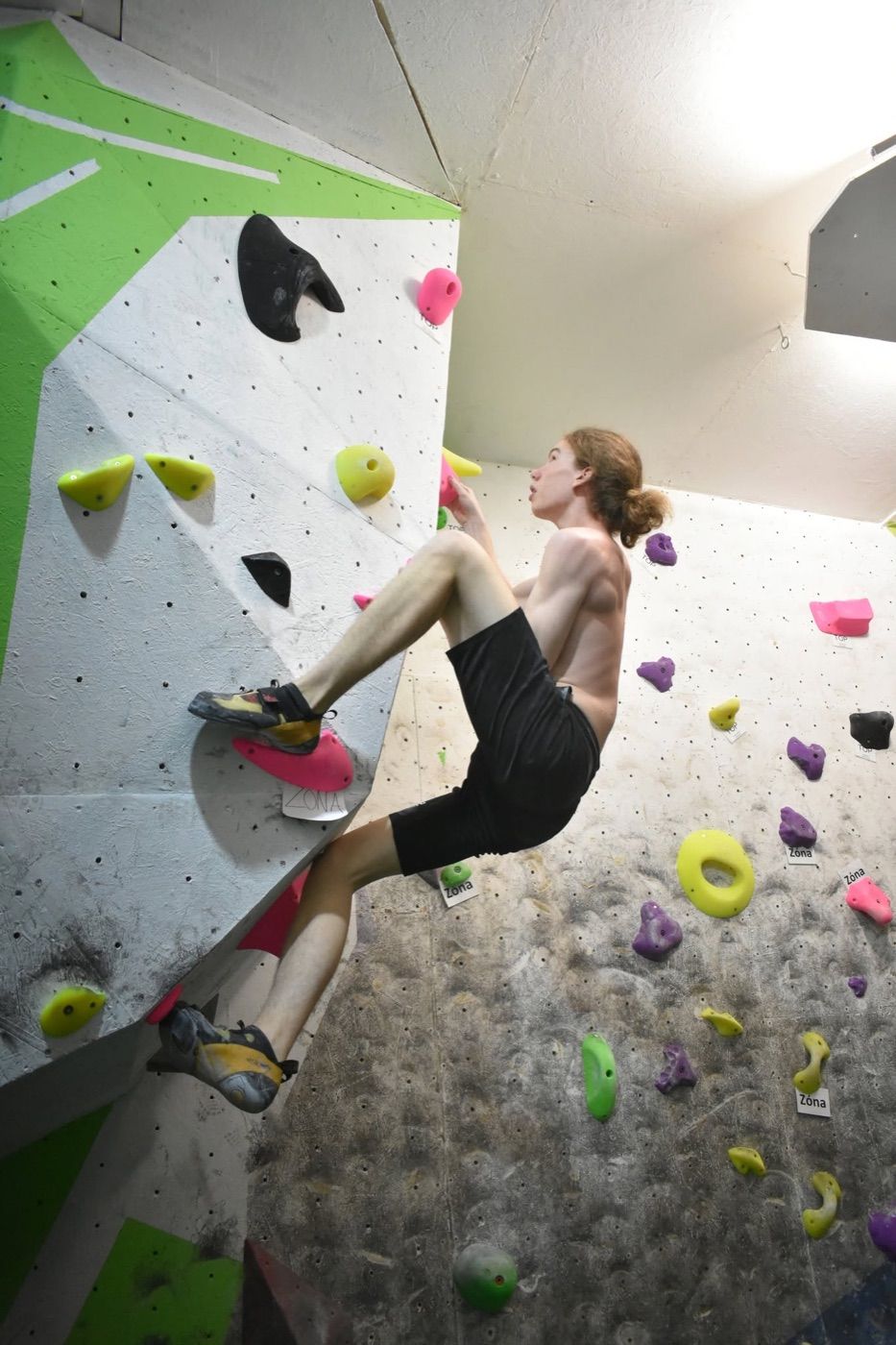 Versenyző egy boulder problémán mászik a Csipi falán