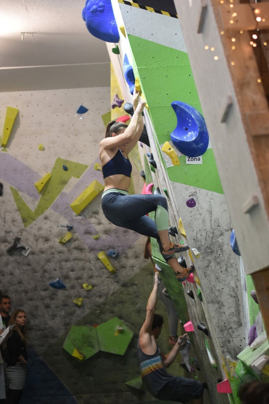 Mászó lendül a fogások között a Csipi Boulder falán