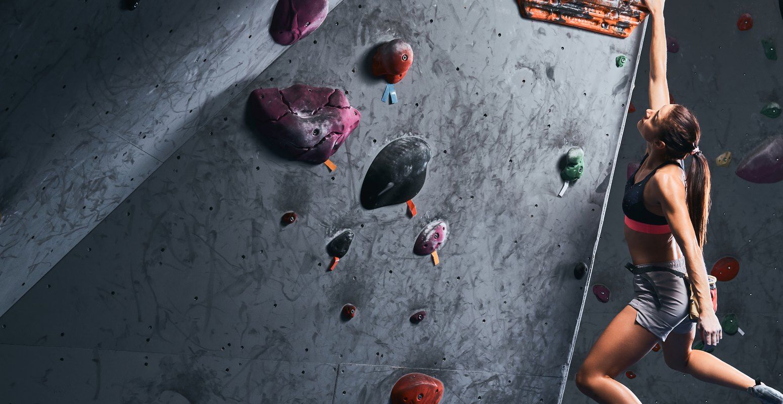 Mászó sportoló egy beltéri bouldering falon