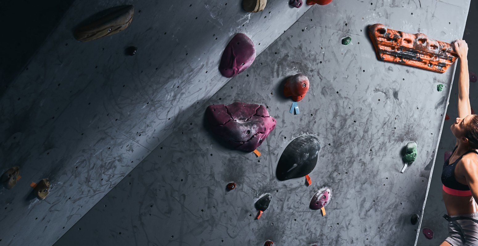 Mászó sportoló egy beltéri bouldering falon