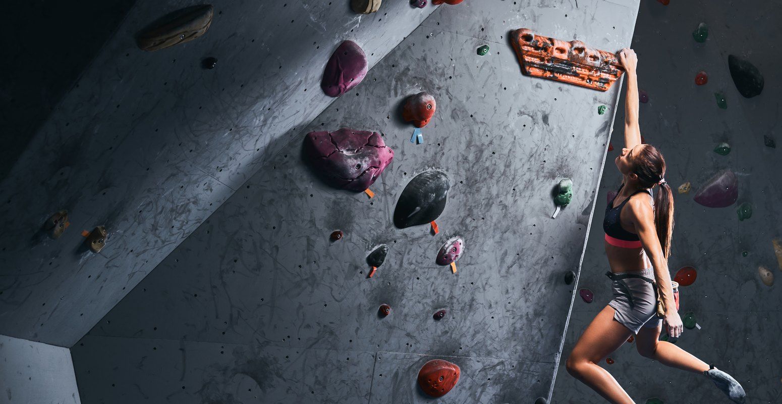 Mászó egy bouldering falon a Csipi teremben